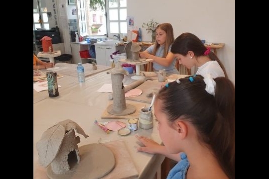 >Cours et stages poterie - modelage enfants